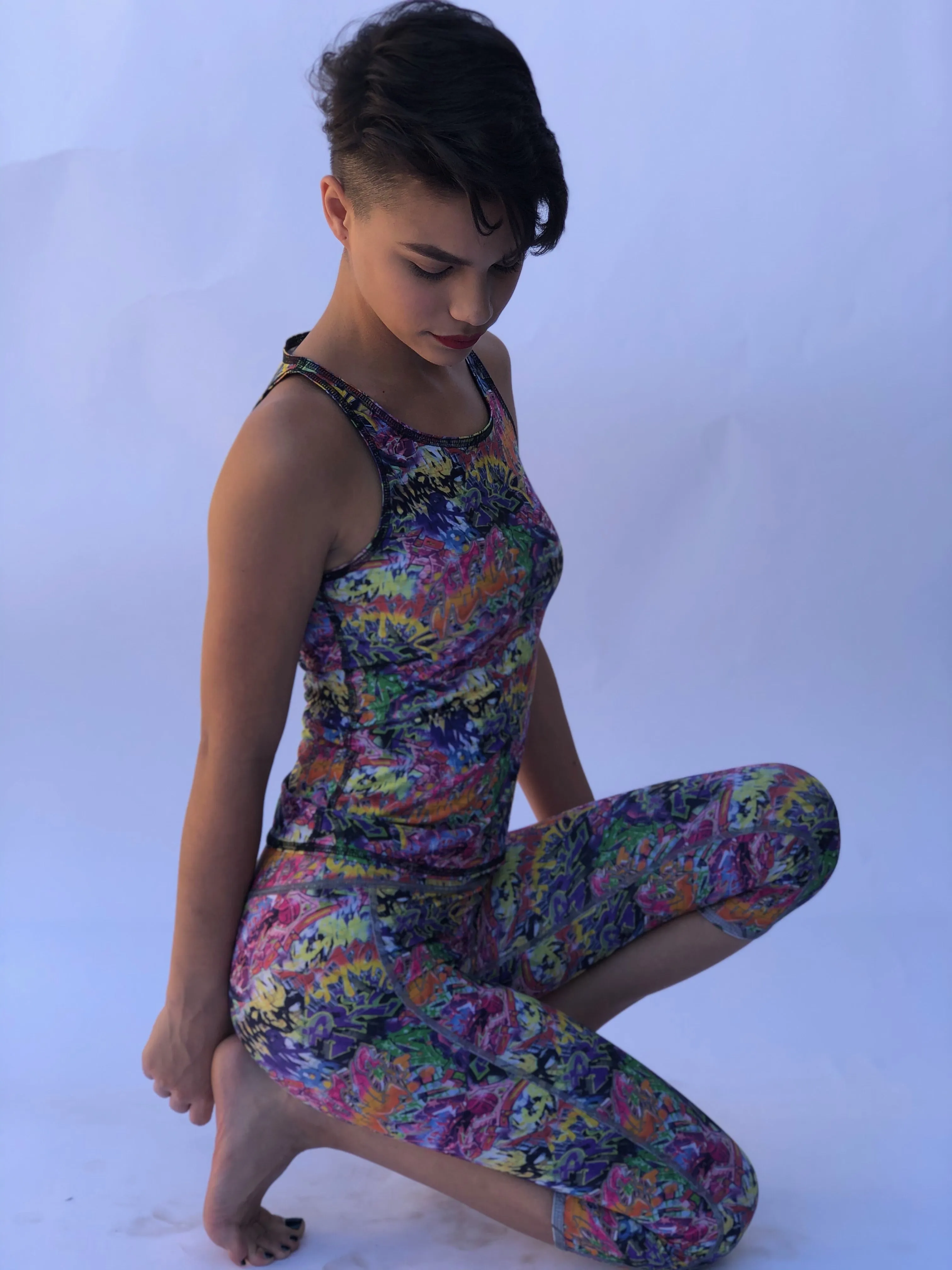 SLEEVELESS TOP/RASH GUARD GRAFFITI/BUNS OF STEEL