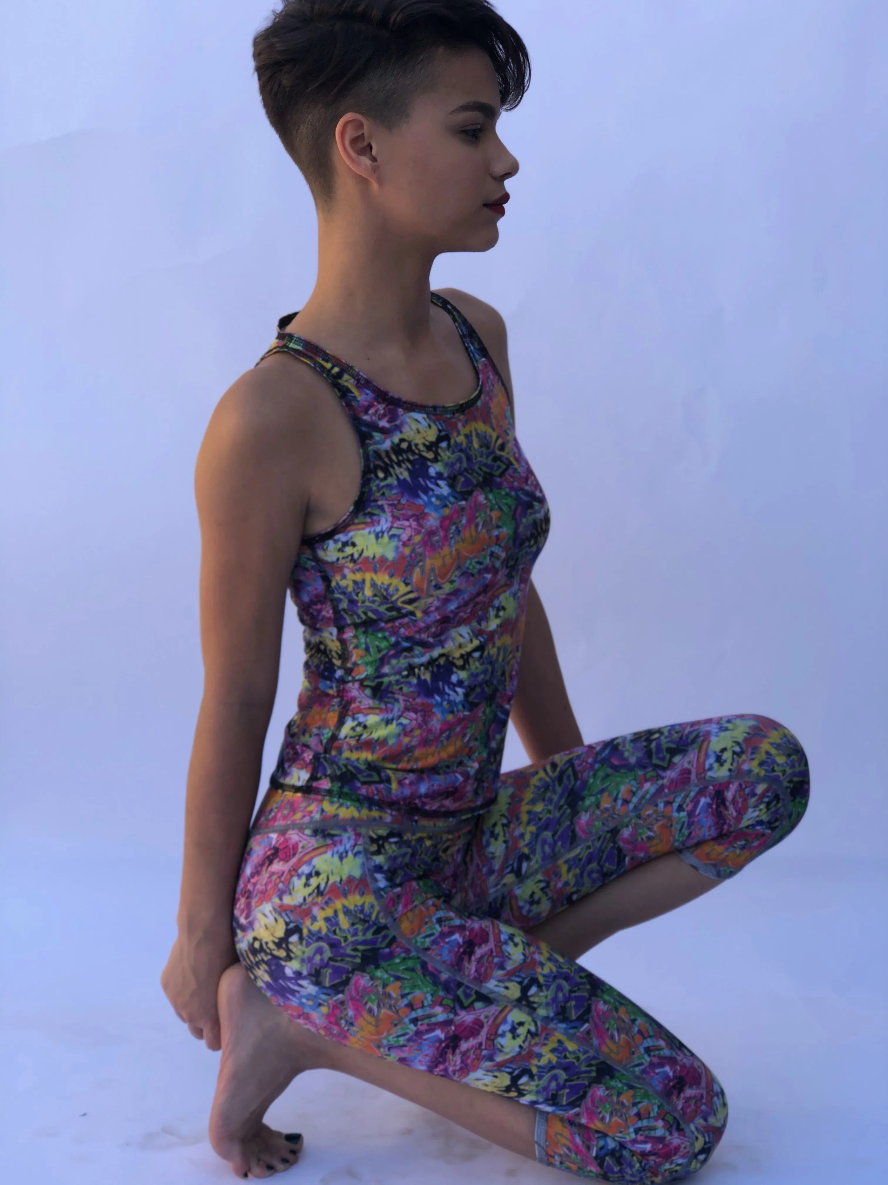 SLEEVELESS TOP/RASH GUARD GRAFFITI/BUNS OF STEEL