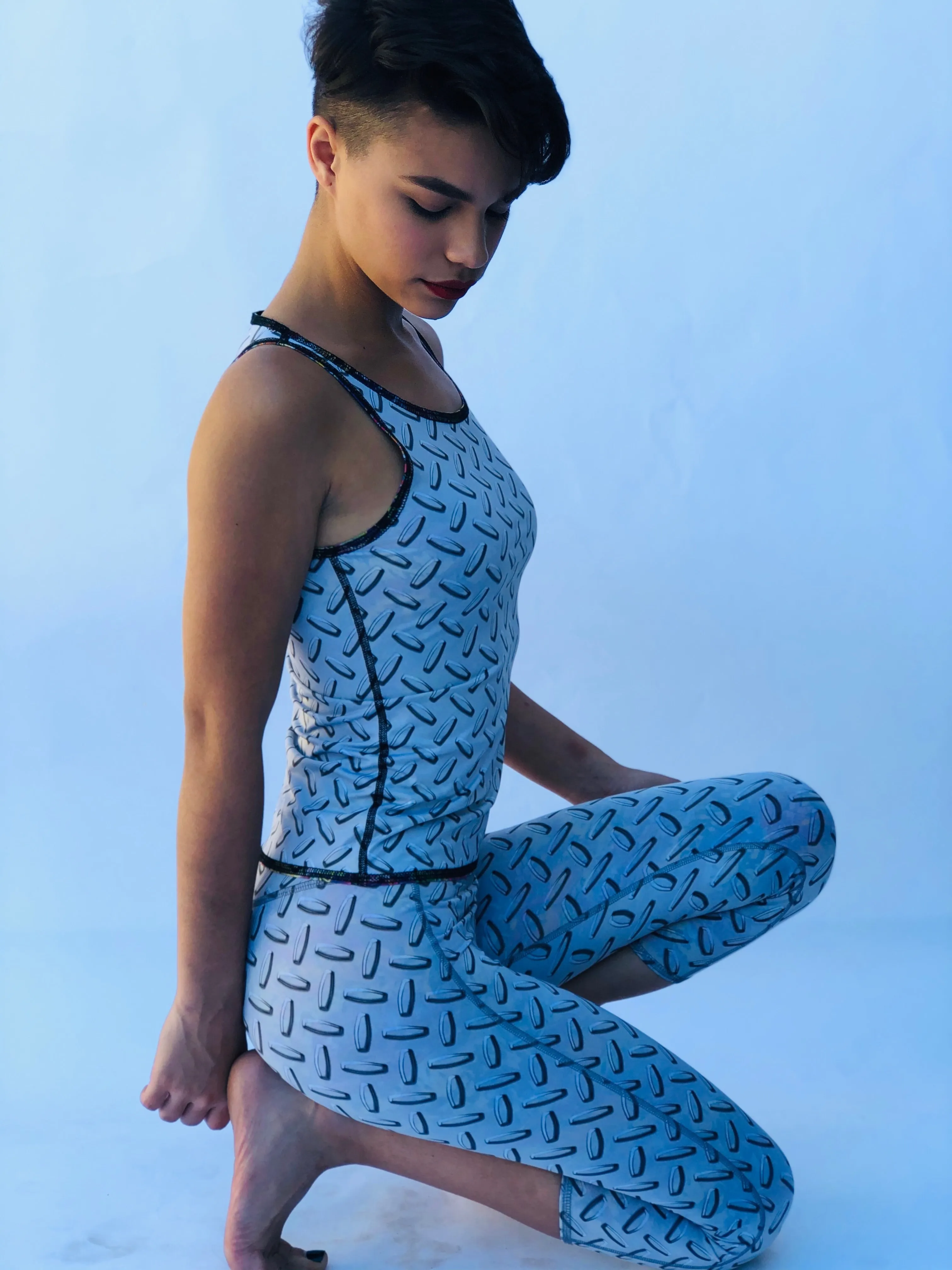 SLEEVELESS TOP/RASH GUARD GRAFFITI/BUNS OF STEEL