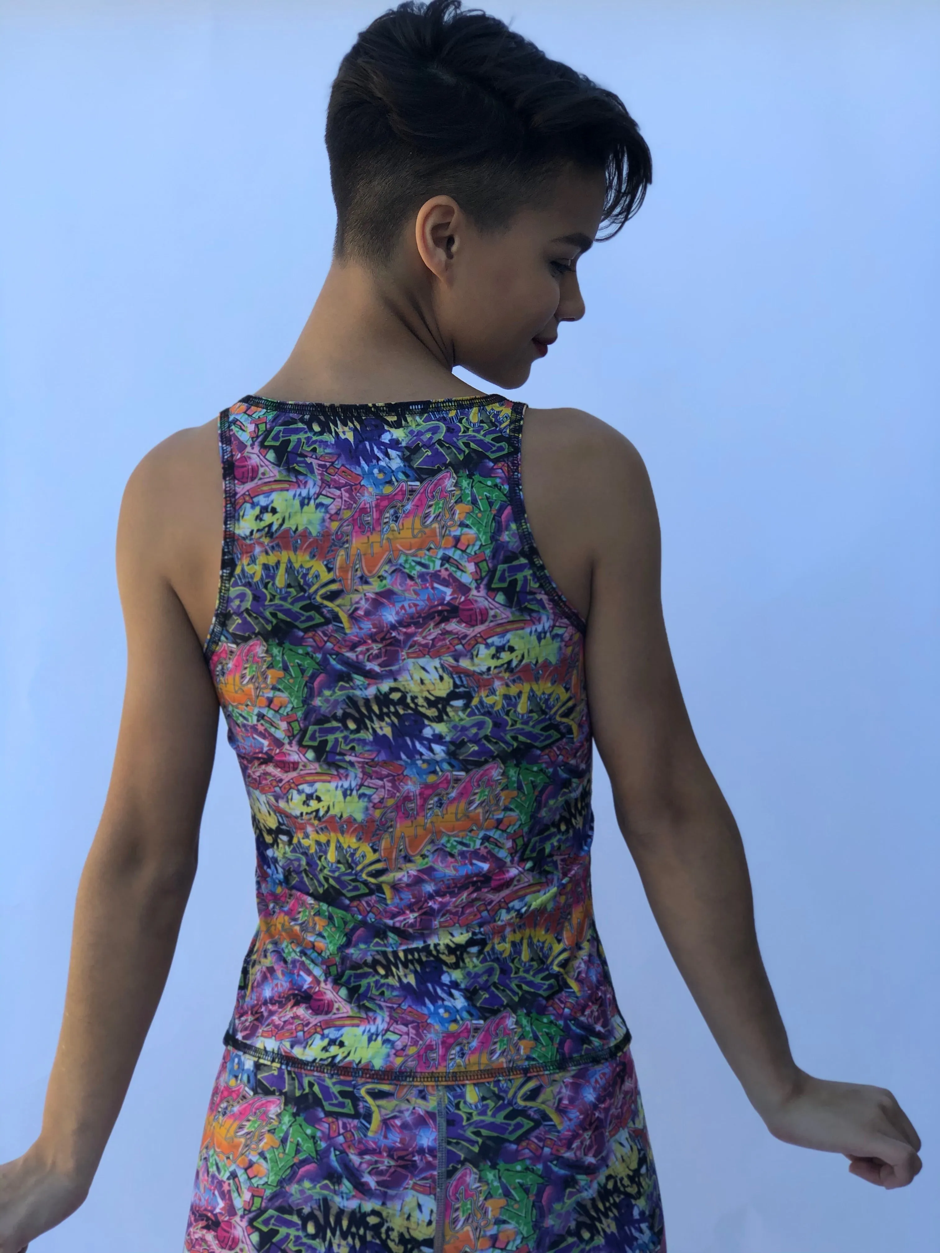 SLEEVELESS TOP/RASH GUARD GRAFFITI/BUNS OF STEEL