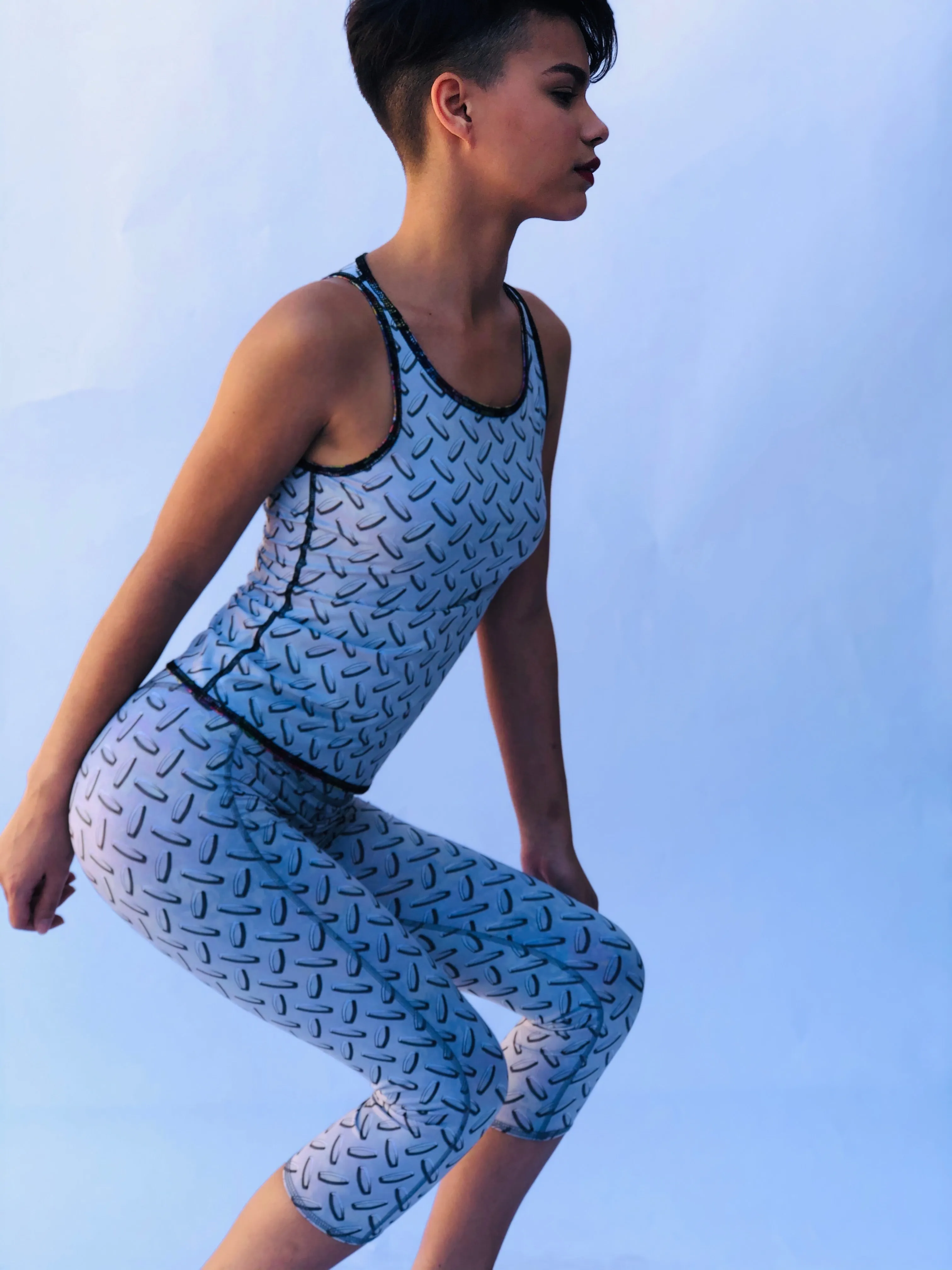 SLEEVELESS TOP/RASH GUARD GRAFFITI/BUNS OF STEEL