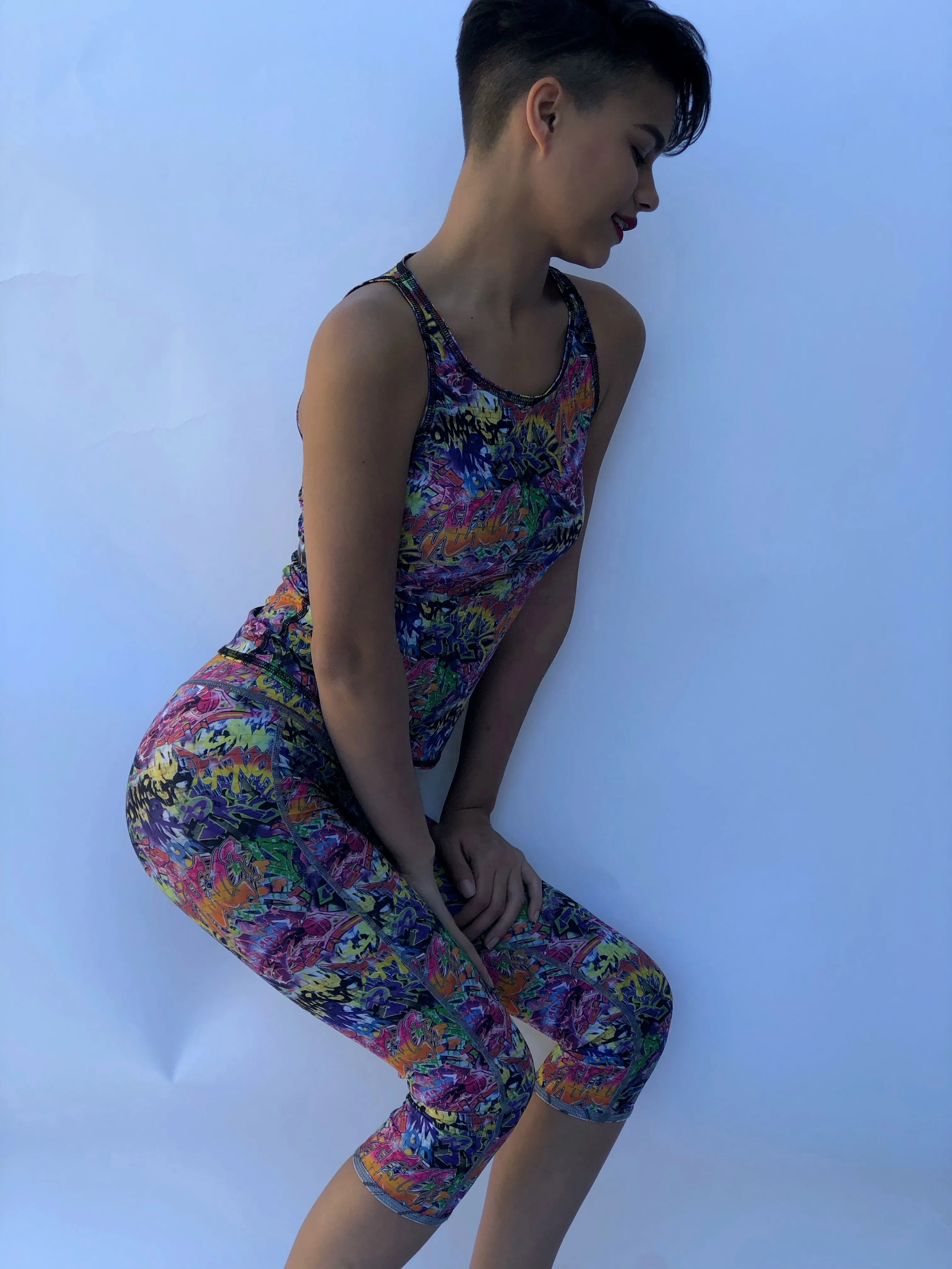 SLEEVELESS TOP/RASH GUARD GRAFFITI/BUNS OF STEEL